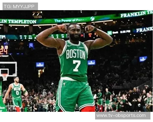 杰伦布朗三分球表现出色并为豪泽破纪录加油的精彩瞬间